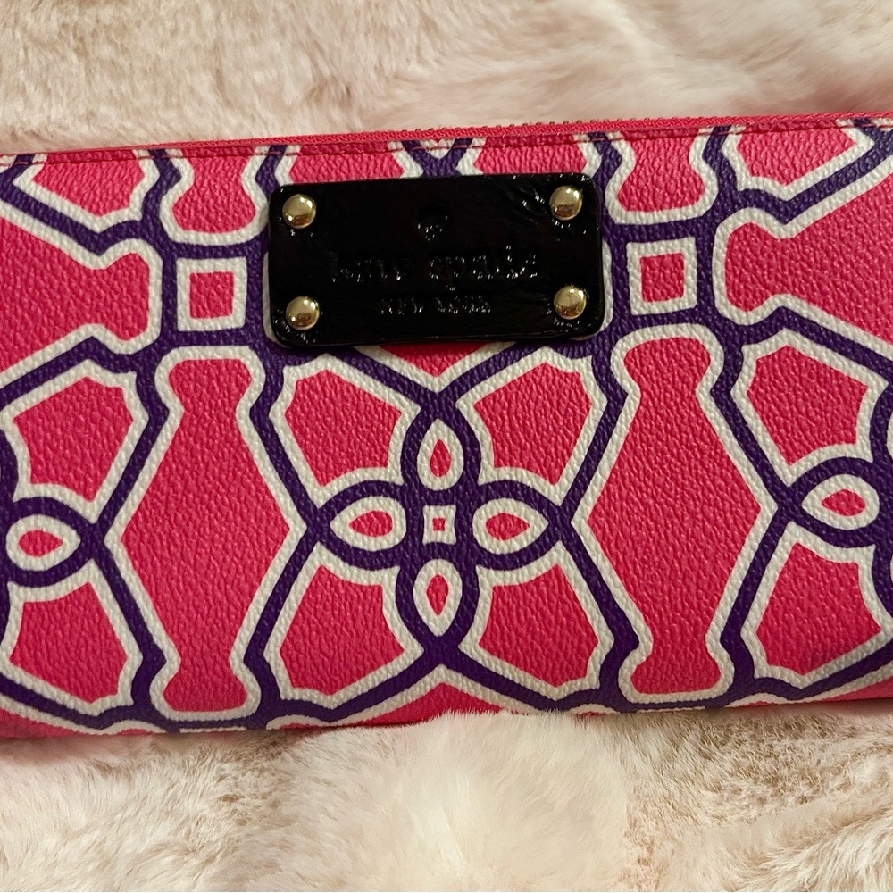 Kate Spade Long Zipper Wallet - EUC-  Pink and White Geometric
